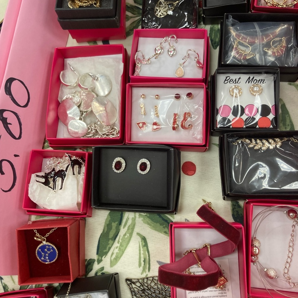 Lot of ladies jewelry